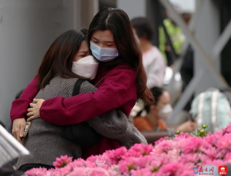 小别离后大团圆！香港与内地恢复通关，亲友重逢拥抱喜极而泣