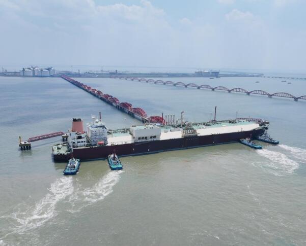 一次装卸量可供长三角三千万家庭夏季使用 江苏如东洋口港迎来第700艘LNG运输船