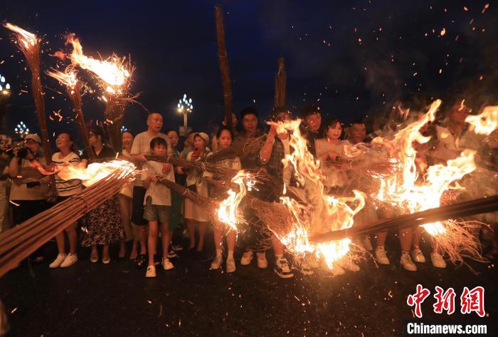 四川凉山彝族火把节：共享火把“不夜天”