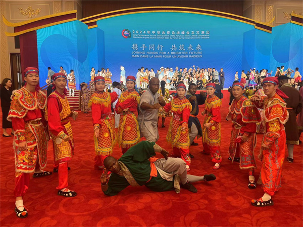 A post-2000s leader shares: we perform the Yingge Dance for Chinese and African leaders