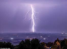 英国多地发布雷暴预警 伦敦等地面临强降雨