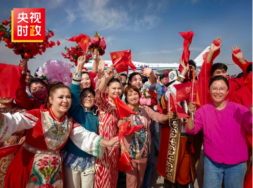 时政现场说丨打起手鼓唱起歌 唱不尽美好的新生活——天山儿女同心奋斗新征程