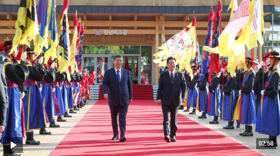 独家视频丨习近平乘车抵达庆州博物馆 韩国总统热情迎接