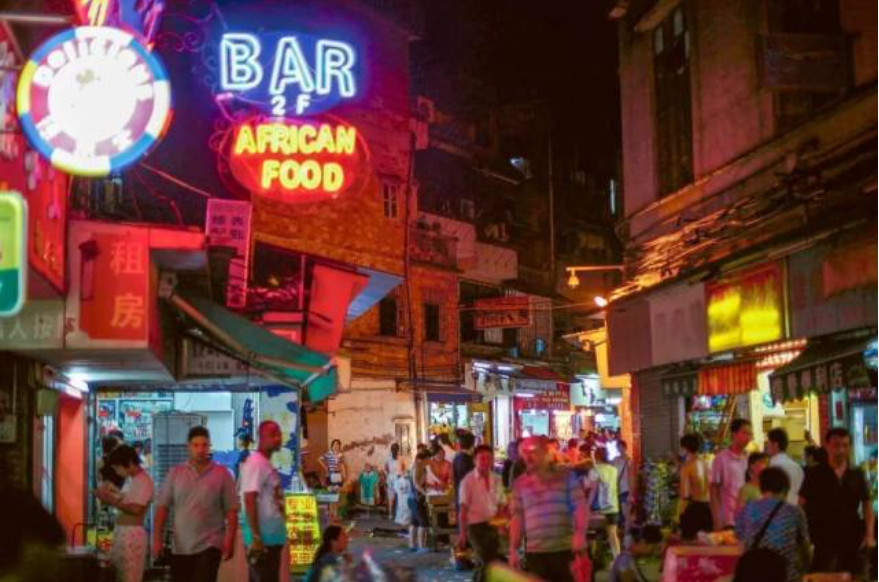 在伦敦摆摊的黑人阿姨，决定去“全场一元”的广州淘金