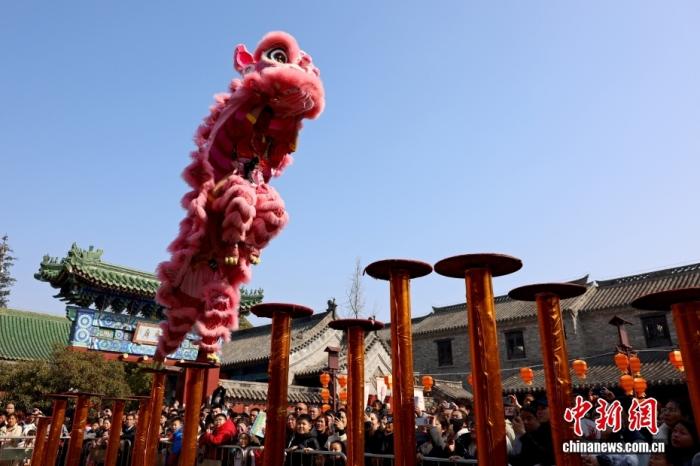 外媒聚焦：中国春节消费旺，世界同庆“中国年”