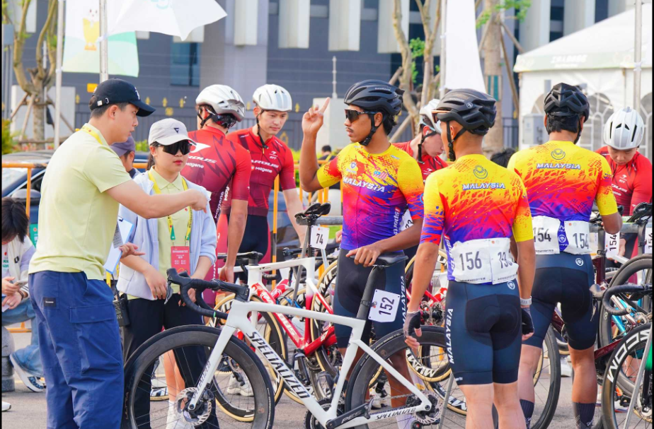 山路爬坡“王者归来”，瓦尔肯堡酒店洲际队车手BROMMERSMA Elmer问鼎天府绿道自行车赛个人总冠军