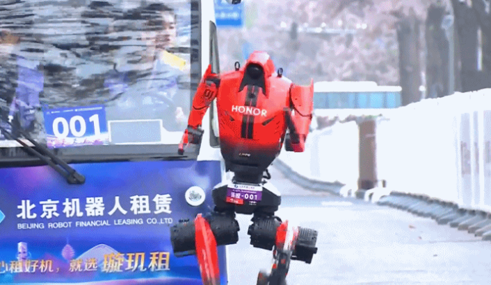 视频丨绝影赤兔队机器人“闪电”率先完赛 超人类半马世界纪录