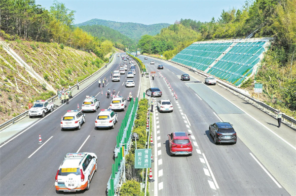 广东首次多地市齐开“潮汐”车道 20分钟疏通堵点