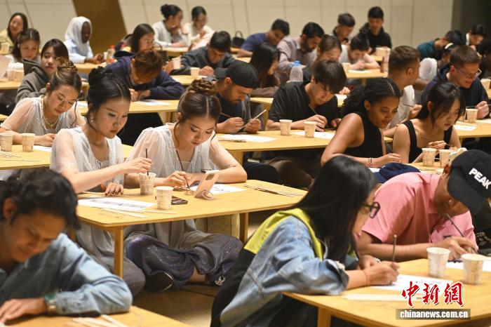 甘肃“博物馆日”办800项活动 洋学生“汉简之乡”写简牍