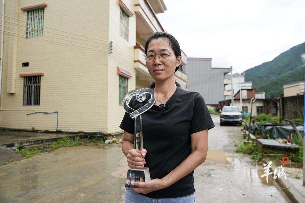 对话刘名芳：雨夜“吹哨”救下57人，一年后她站上感动中国领奖台