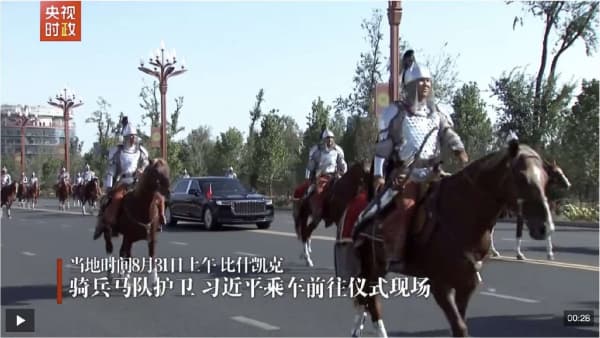 独家视频丨骑兵马队护卫 习近平乘车前往仪式现场