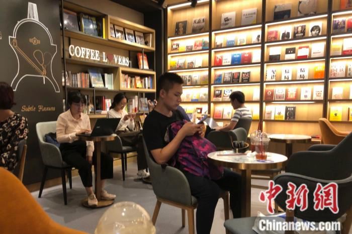 前有闭店危机，后有奶茶夹击……咖啡突然不香了？