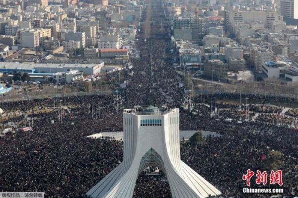 当地时间1月6日，成千上万的伊朗民众走上德黑兰街头，向被美军击杀的高级军官苏莱曼尼表示敬意，伊朗最高领袖哈梅内伊在苏莱曼尼的追悼仪式上为其祷告。图为成千上万的民众走上德黑兰街头参加追悼会。