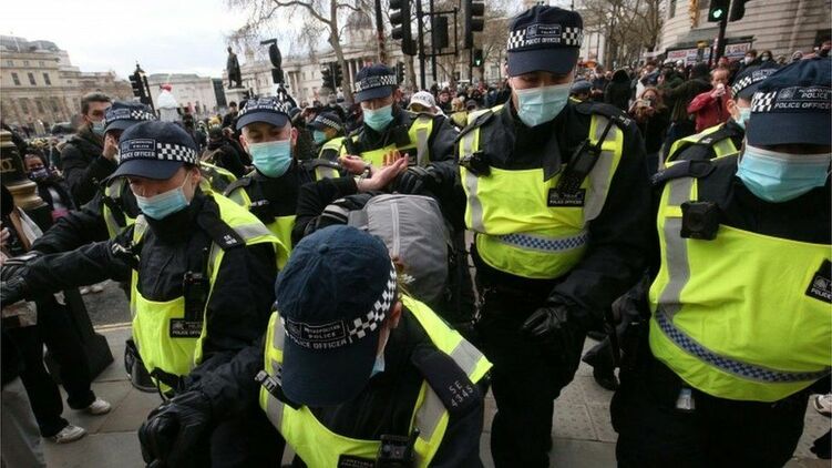 英国伦敦反警察法抗议示威 超过百人被捕