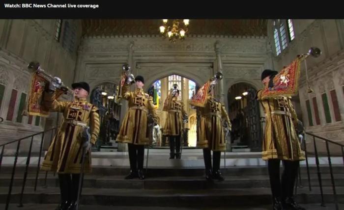 图为军号手演奏《最后岗位》。图片来源：英国广播公司(BBC)视频截图。