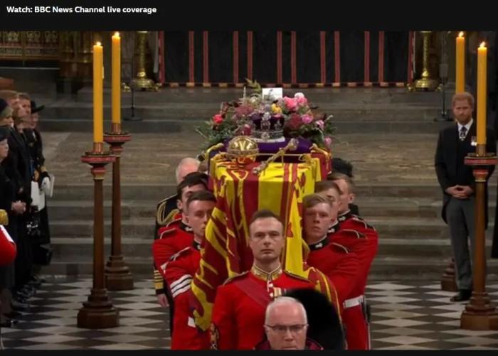 图为英女王灵柩离开伦敦威斯敏斯特大教堂。图片来源：英国广播公司(BBC)视频截图。

