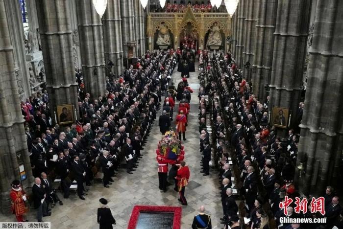 图为英国女王伊丽莎白二世的灵柩被抬入威斯敏斯特大教堂。