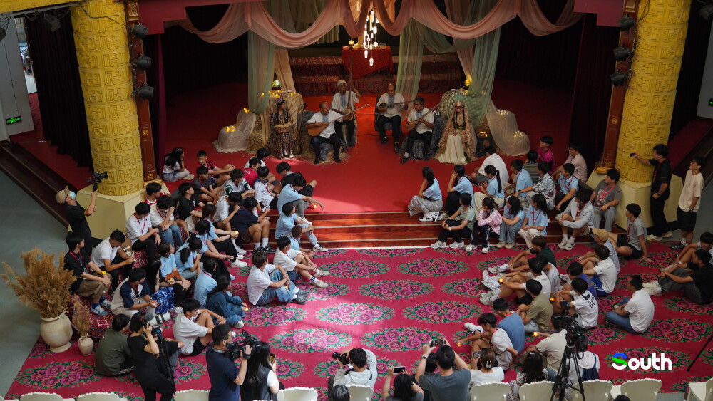 Guangdong-Hong Kong-Macao students immerse in Xinjiang's culture
