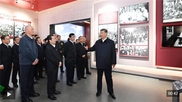 独家视频丨习近平参观新疆维吾尔自治区成立70周年主题成就展