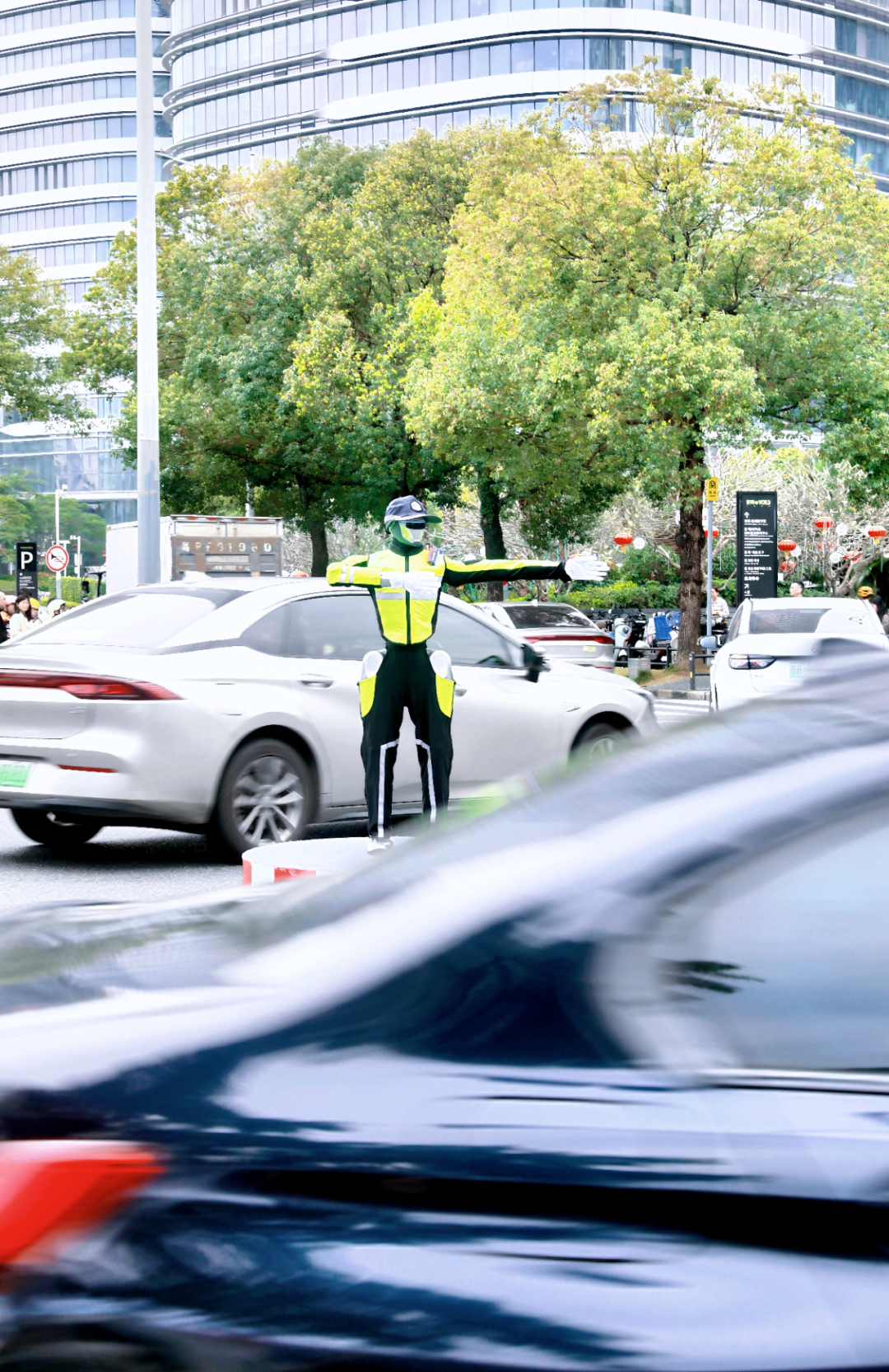 真来干活的！“机器人交警”现身广东街头